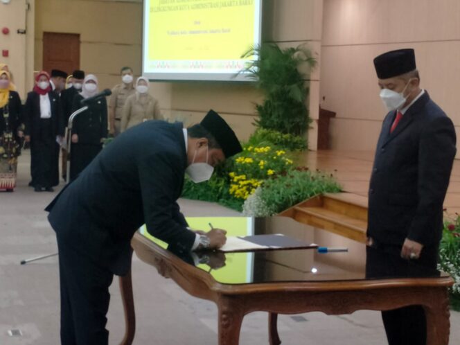 
 Walikota Jakarta Barat Yani Wahyu Purwoko Melantik 15 Pejabat Administrator, dan 112 Pengawas