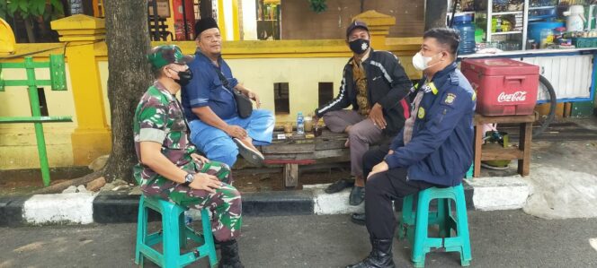
 Mempererat Tali Silaturahmi Babinsa dan Babinkamtibmas Jalin Komunikasi dengan Warga