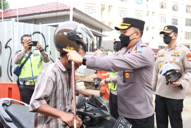 
 Operasi Patuh Jaya 2022 di Jakarta Barat, Pengendara Girang Dapat Helm Gratis Dari Polisi