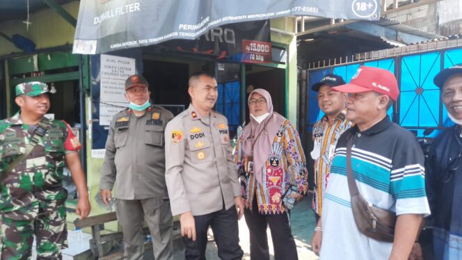 
 Lurah Palmerah, Kapolsek dan Tiga Pilar Menanam Pohon di Pinggir Kali Inspeksi Grogol