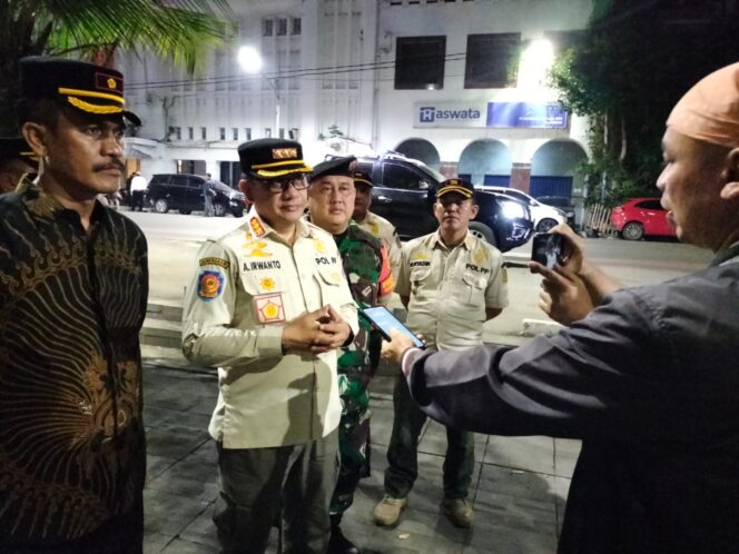 
 Satpol PP, TNI dan Polri Kota Jakbar Menggelar Pengendalian Pedagang Kaki Lima di Kawasan Kota Tua