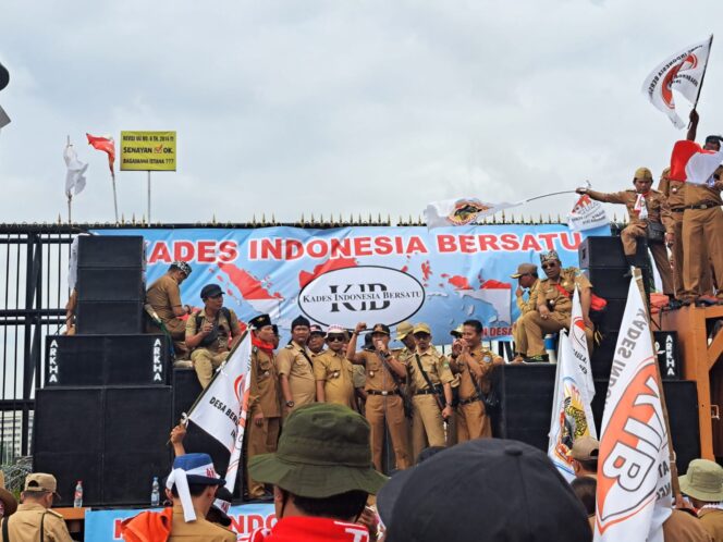 
 Ribuan Kades Demo di Depan DPR, Minta Masa Jabatan Diperpanjang