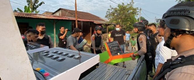 
 Kanit Reskrim Polsek Percut Iptu J Simamora Pimpin Penggerebekan Jermal XV, 10 Mesin Judi Diamankan