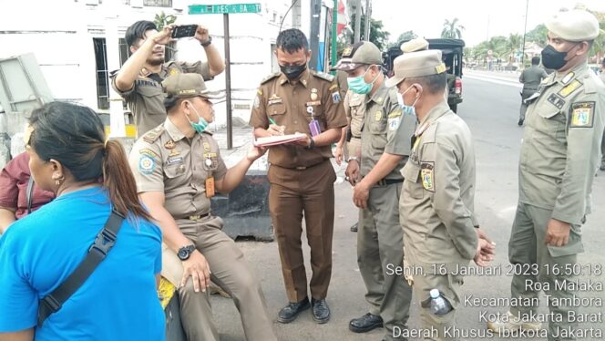 
 Pengawasan dan Pengendalian PKL Dilaksanakan Oleh Seksi PPNS dan Penindakan Satpol PP Kota Adm Jakbar Selama Dua Hari