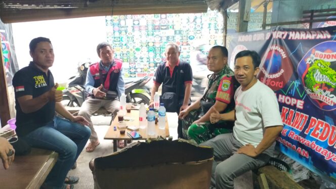 
 Babinsa 04/Ckrng Ngopi Bareng Pengemudi Ojol  Rawabuaya
