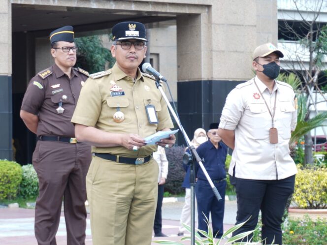 
 Wali Kota Jakbar, Yani Wahyu Purwoko, Memimpin Apel Siaga Pemilu Tahun 2024