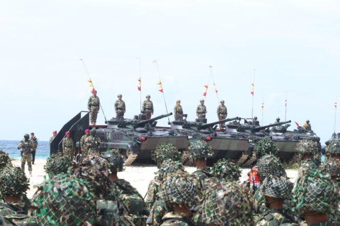 
 Jadi Warga Kehormatan Korps Marinir TNI AL, Kasad Terima Brevet Taifib dan Anti Teror Aspek Laut