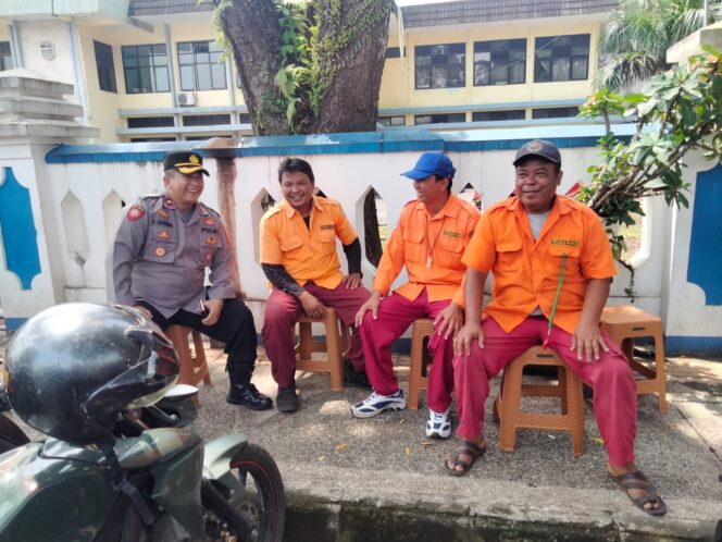 
 Kegiatan Jumat Curhat Kapolsek Cihideung, Sambangi Petugas Parkir Yudhanagara