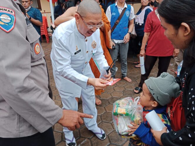 
 Yayasan Vihara Hemadhiro Mettavati Gelar Acara Masa Vassa dan Bagikan Bingkisan untuk Anak-anak