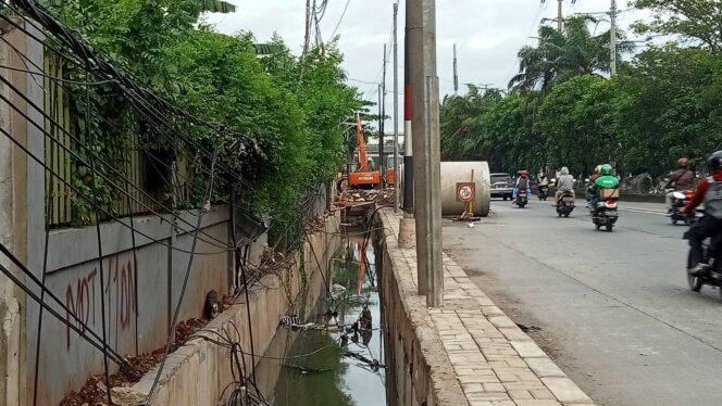 
 Genangan Air Yang Terjadi di Jl. Pakuwon Cengkareng Timur, Jakbar Bukan Dikarenakan Oleh Adanya Bangunan Kios