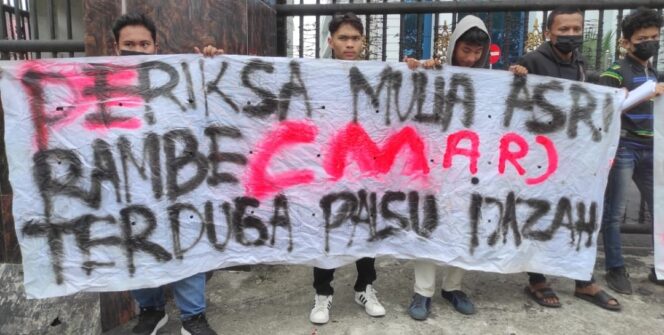 
 Puluhan Mahasiswa Unjuk Rasa Ke Kejatisu, Minta Oknum Pejabat Negara MAR Diperiksa Terkait Dugaan Kasus Ijazah Palsu