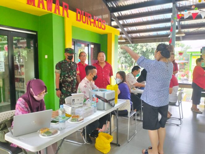 
 Babinsa04/Ckrng Memantau Pelaksanaan Vaksinasi Booster di RPTRA Mawar