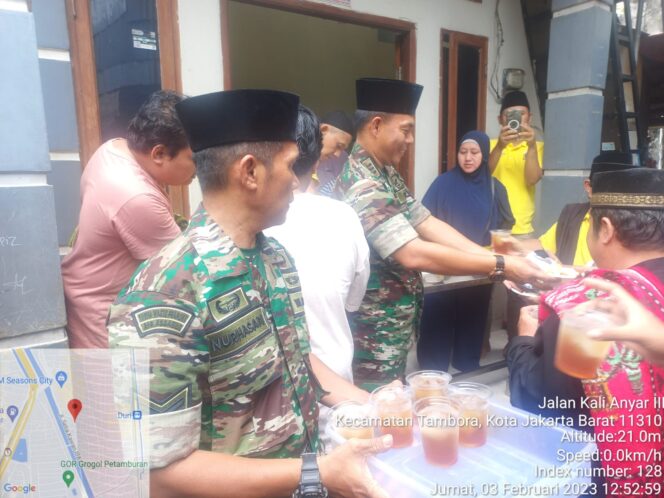 
 Jumat Berkah,Koramil 02/TB Bagikan Makanan Kepada Warga di Wilayah Binaan