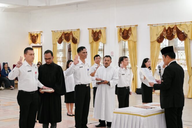 
 Wakil Bupati Humbahas Lantik Pejabat Administrator, Pengawas dan Kepala UPT Puskesmas