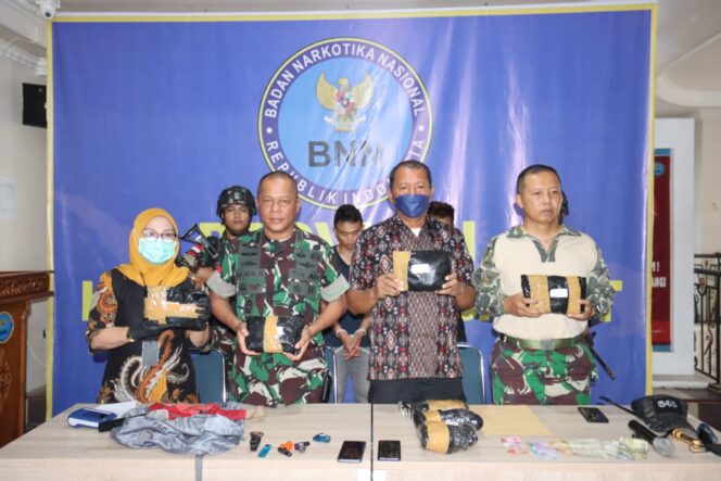 
 Kodam XII/Tpr Serahkan Barang Bukti 7,1 Kg Sabu ke BNN Kalbar
