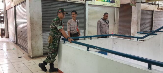 
 Tingkatkan Keamanan, Babinsa Koramil 04/Ckrng Silahturahmi di Pasar PD Jaya Cengkareng