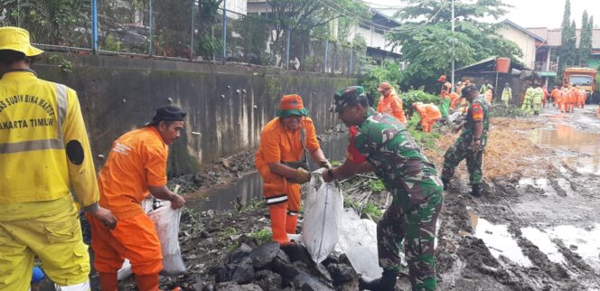 
 Minggu Bersih, Koramil 06/Cakung Bersama Muspika Kerja Bakti