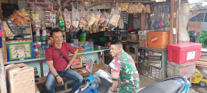 
 Babinsa 04/Ckrng Rawabuaya Nongkrong Bareng Tokoh Pemuda Memonitoring Tindak Kriminalitas diwilayah Binaan