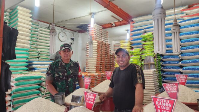 
 Babinsa Koramil04 Cengkareng Pantau Lonjakan Harga Beras di Wilayah Binaan