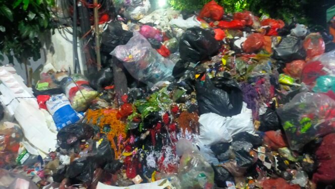 
 Warga Keluhkan Sampah Menumpuk dan Menimbulkan Bau Tak Sedap
