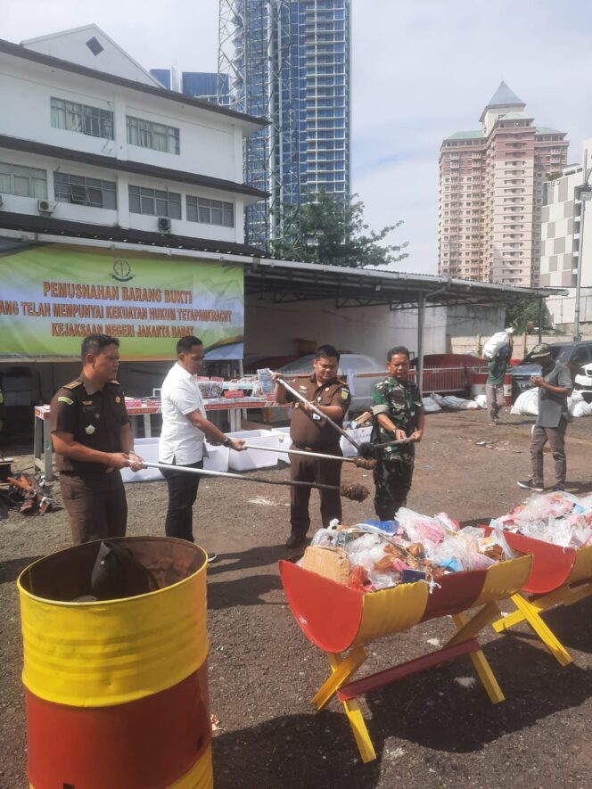 
 Dandim 0503/JB Diwakili Pasi Intel Kodim Mayor Inf. Misin, MD Hadiri Giat Pemusnahan Barang Bukti Oleh Kejaksaan Negeri Jakbar