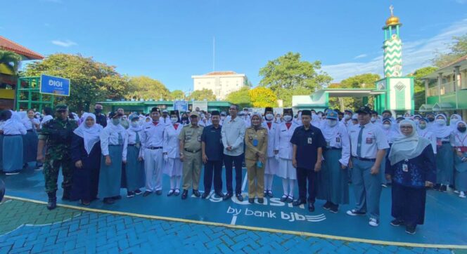 
 Babinsa Duren Sawit Dampingi PJ. Gubernur Jadi Irup Upacara Di SMA 71