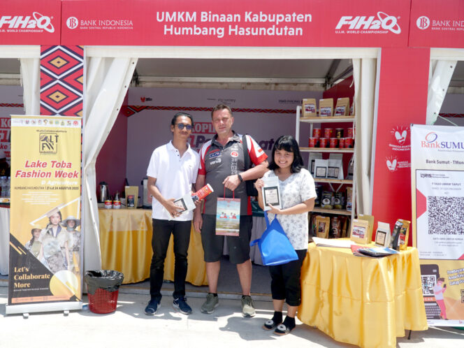 
 Kopi Humbang Hasundutan Dijual di F1 Powerboat Lake Toba
