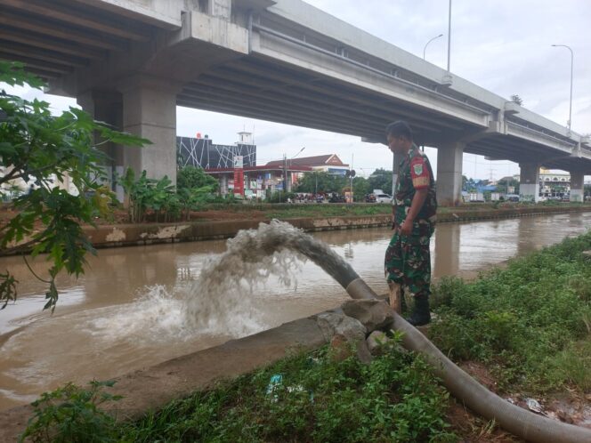 
 Penyedotan Genangan Air Pasca Hujan Oleh Babinsa Koramil 05/Kramatjati, Makassar