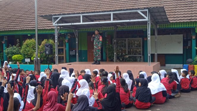 
 Army Go To School, Babinsa Kel.Tanjung Barat Motivasi Siswa Rajin Belajar