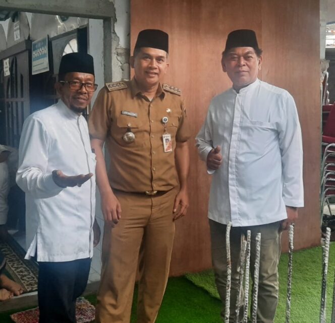 
 Camat Palmerah Meletakan Batu Pertama Pembangunan Musholah Baitul Makmur