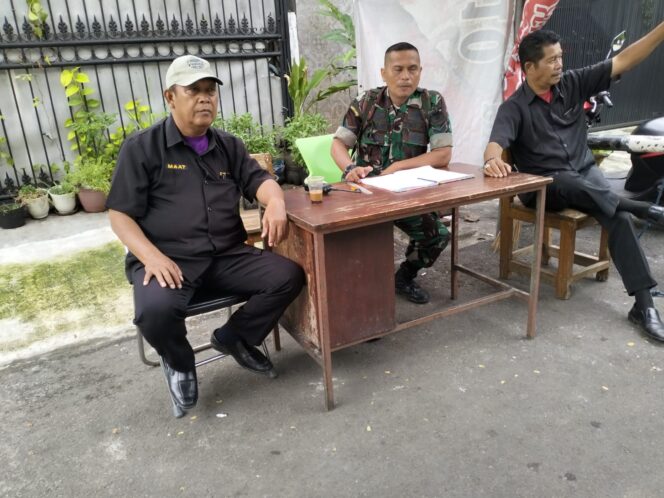 
 Babinsa04/CK dan Warga, Ngobrol Santai Jalin Kebersamaan