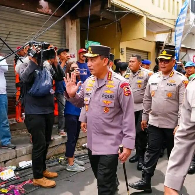 
 Kapolri Jenderal Listyo Sigit Prabowo Melakukan Peninjauan ke Lokasi Kebakaran Depo Pertamina
