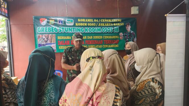
 Percepat Penurunan Stunting, Babinsa 04/CK Berikan Penyuluhan dan Paket Sembako