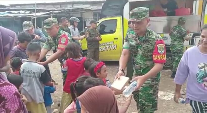 
 Koramil04 Cengkareng Berbagi Makan Gratis Dengan Warga Kampung Klingkit Rawabuaya
