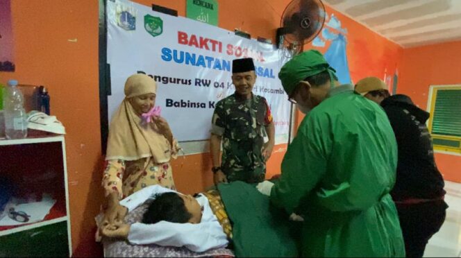 
 Babinsa 04/CK Serka Warsito Melaksanakan Baksos Khitanan di RW 04 Duri Kosambi, Cengkareng