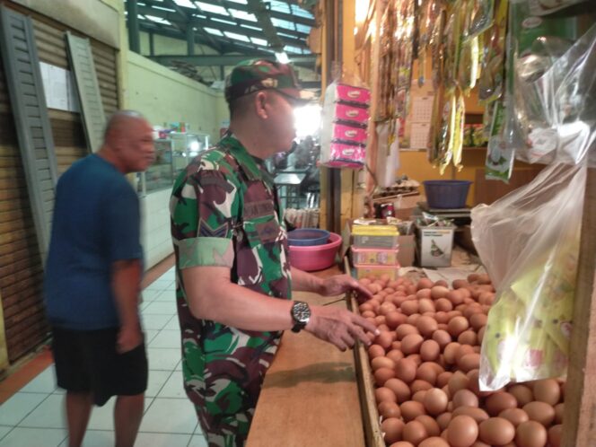 
 Jelang Puasa, Babinsa 04/CK Pantau Harga Kebutuhan Pokok di Pasar Ganepo
