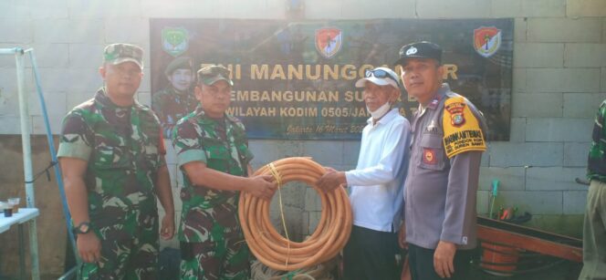 
 TNI Manunggal Air, Kodim 0505/JT Bantu Pembuatan Sumur Bor