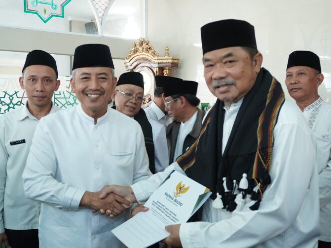 
 Program unggulan Jumat Berfaedah, Wali Kota Jakbar Tanam Pohon dan Bedah Rumah di Meruya Selatan