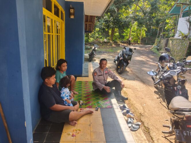 
 Silaturahmi Bhabinkamtibmas Desa Karanglayung, Sampaikan Himbauan Kamtibmas
