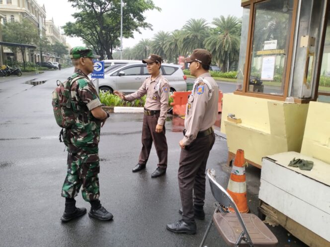 
 Babinsa 04/CK Himbau Security Grandlake untuk Tingkatkan Kewaspadaan