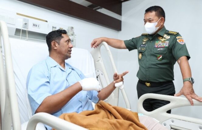
 Prajurit Korban Penyerangan KKB Yahukimo Dijenguk Kasad di RSPAD