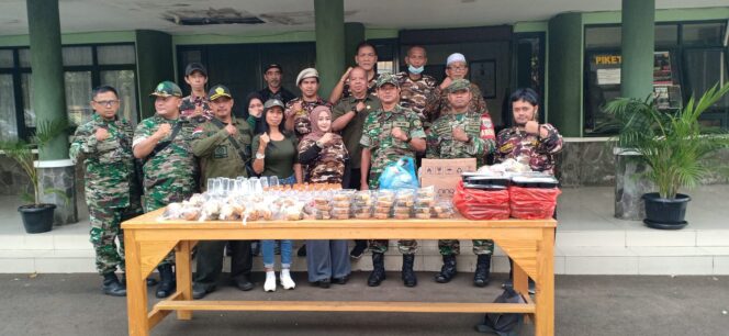 
 Berbagi takjil dan Nasi Kotak Untuk Sesama oleh Koramil 03/Pasar Rebo, Ciracas