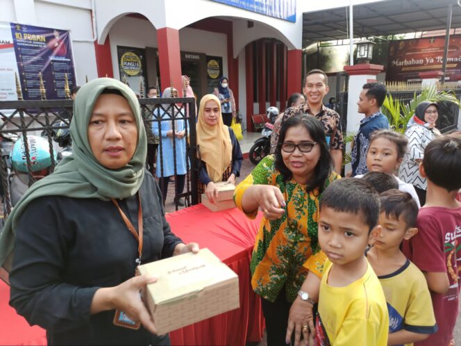 
 Bapas Kelas 1 Jakarta Barat Berikan Takjil Kepada Masyarakat Sekitar