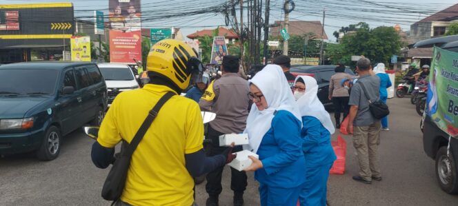 
 Bulan Penuh Berkah, IKWI DKI Berbagi Takjil Bersama Polsek Cinere