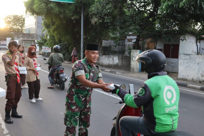 
 Ramadhan 1444 H, Kodim 0504/Jakarta Selatan Bagikan Takjil