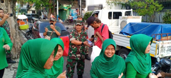 
 Berkah Ramadhan Koramil 02/Matraman Kodim 0505/JT Kodam Jaya Bagikan Takjil