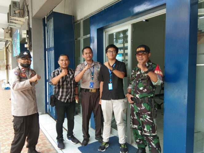 
 Bentuk Sinergitas TNI-POLRI, Bhabinkamtibmas bersama Babinsa menyambangi dan silaturahmi “WOM FINANCE” ruko MP Kecamatan Cihideung