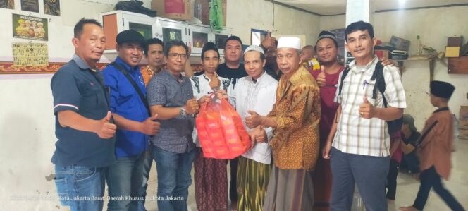 
 Persatuan Wartawan Indonesia (PWI) Koordinatoriat Jakarta Barat Membagikan Takjil ke Yatim Piatu