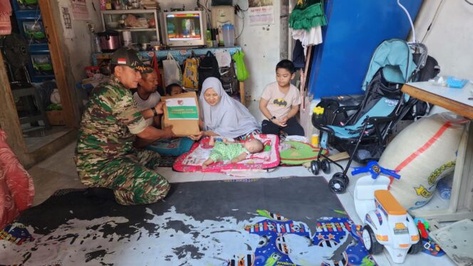 
 Jum’at Barokah, Babinsa Koramil 04 Cengkareng Sambangi Anak Asuh Stunting
