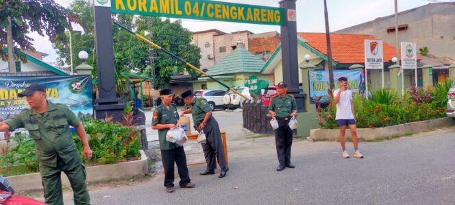 
 Jelang Berbuka Puasa, Koramil04/Cengkareng dan Mitra Jaya Bagikan Takjil